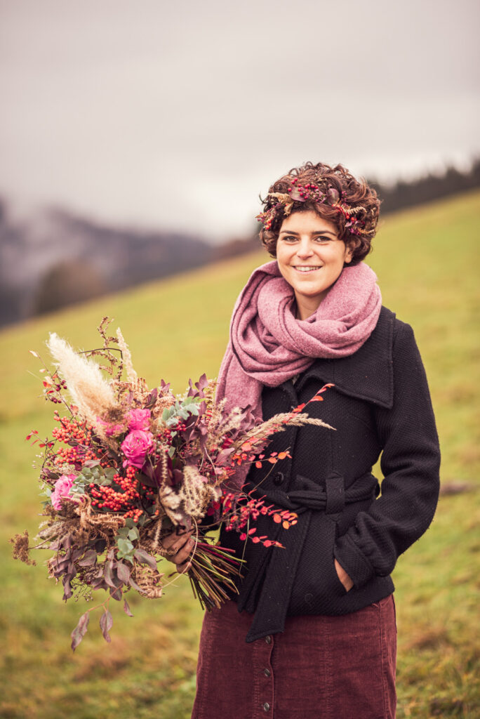 Theresa Huber Floristik Portrait in Zusammenarbeit mit Julia John, Brautatelier für neue und gebrauchte Brautkleider