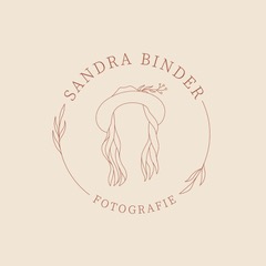 Sandra Binder Fotografie Logo in Zusammenarbeit mit Julia John, Brautatelier für neue und gebrauchte Brautkleider
