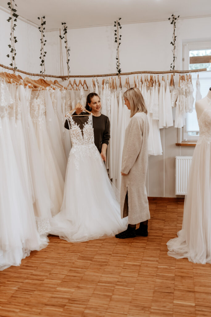 Ein großes Sortiment an Second Hand Brautkleider im romantischen Brautmodengeschäft zwischen Wangen im Allgäu und Lindau am Bodensee. Im Bild Brautberaterinnen Julia John und Leonie