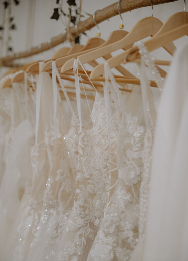 Hochwertige Second-Hand Brautkleider und neue Hochzeitskleider ausgewählt durch Maßschneiderin Julia John zwischen Wangen im Allgäu und Lindau am Bodensee