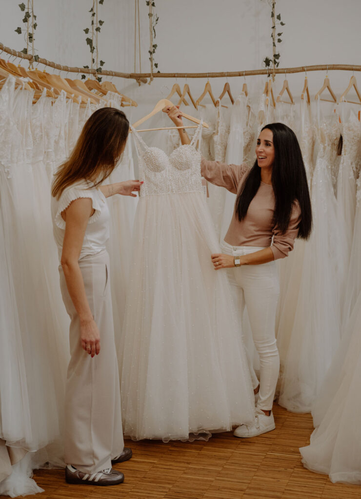 Blick ins Second-Hand Brautkleid Sortiment im Brautmodengeschäft zwischen Kempten und Ravensburg