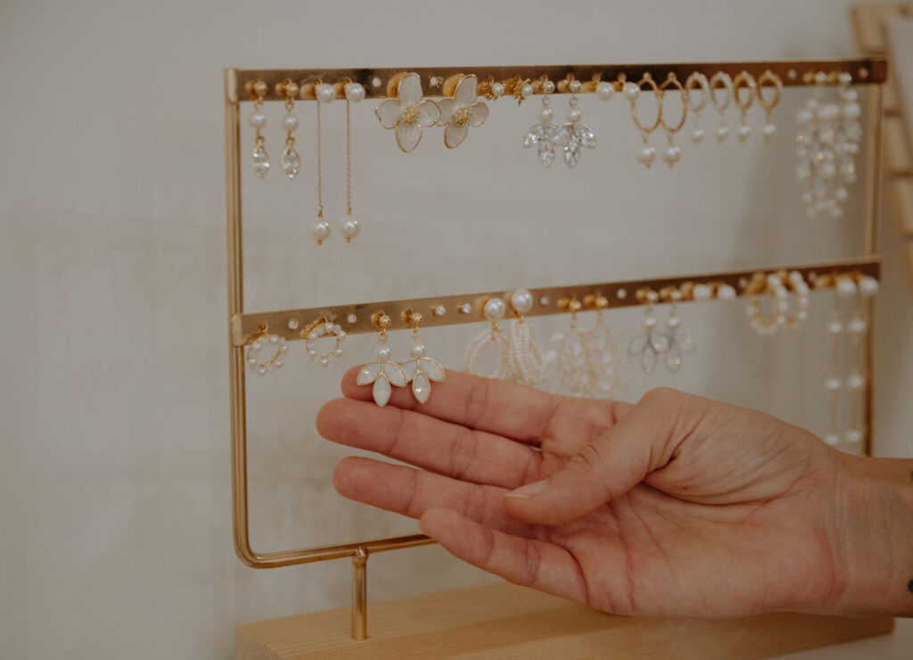 Romantisches Brautmodengeschäft mit Brautschmuck für Allgäu und Bodensee liebevoll eingerichtetes Brautmodengeschäft mit schönen Details, wie hier im Bild Brautschmuck